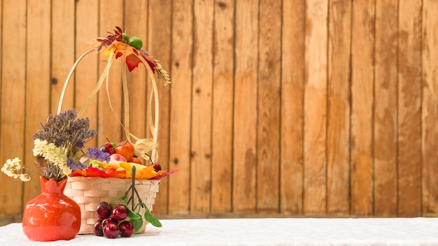 Cesta con frutas y flores