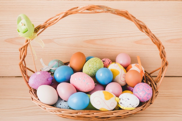 Foto gratuita cesta con huevos de pascua