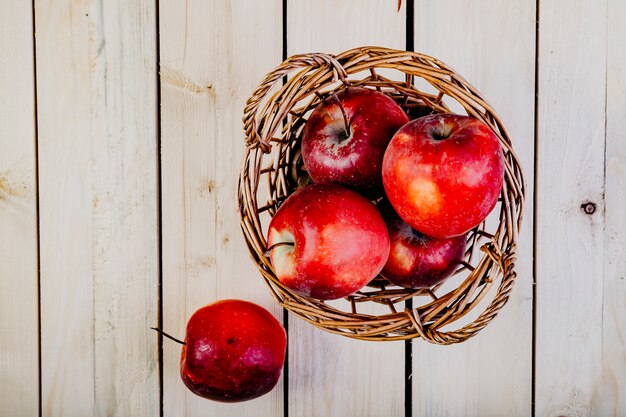 Cesta de manzana en vista superior de la mesa de madera