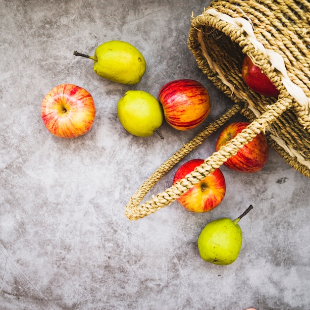 Foto gratuita cesta con manzanas caídas