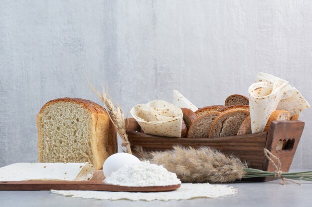 Cesta de pan y lavash sobre fondo de mármol. Foto de alta calidad