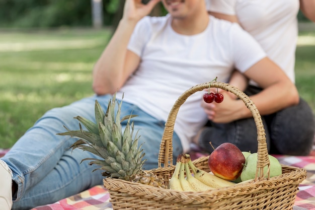 Foto gratuita cesta de picnic con frutas vista cercana