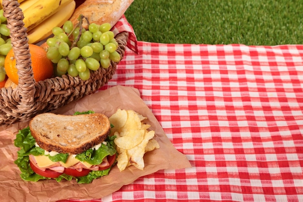 Cesta de picnic con sándwich y copy space