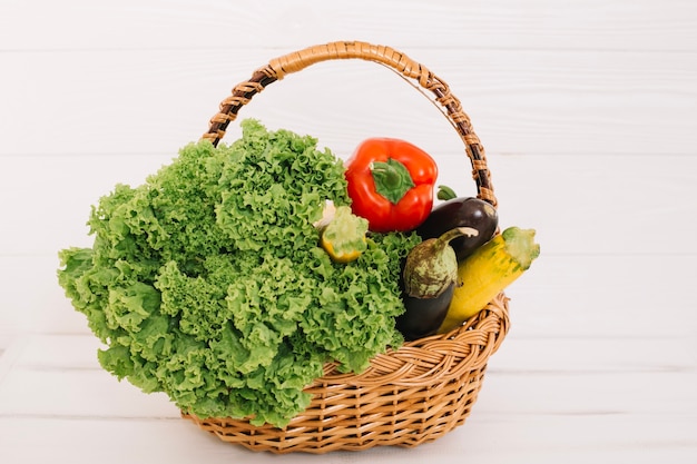 Cesta con pila de verduras