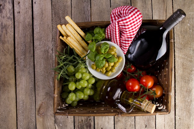 Cesta preparada con comida sabrosa