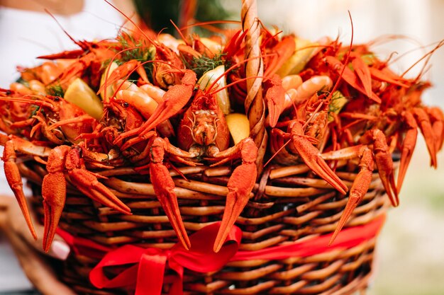 Cesta de regalo tejida festiva para hombre con cangrejos de río y limones