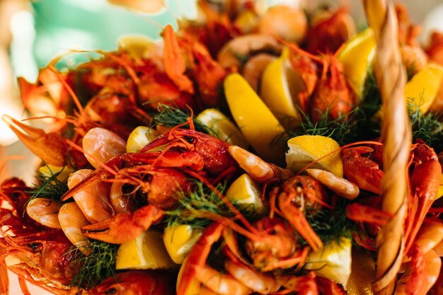 Cesta de regalo tejida festiva para hombre con cangrejos de río y limones