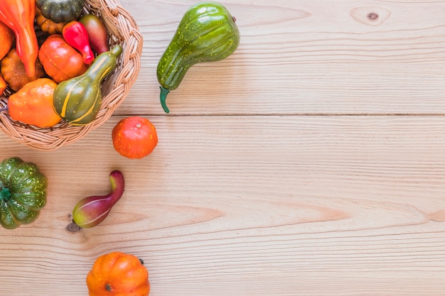 Cesta con verduras frescas.