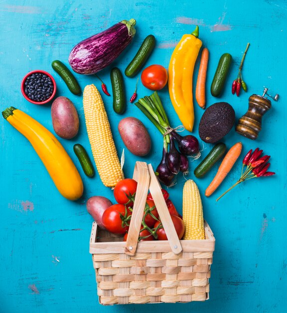 Cesta y verduras maduras