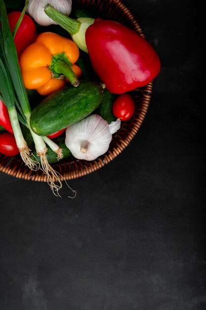 Cesta de verduras en superficie negra