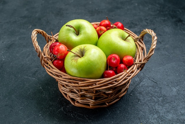 Cesta de vista frontal con frutas manzanas y cerezas dulces en la superficie oscura árbol de frescura de composición de bayas de frutas