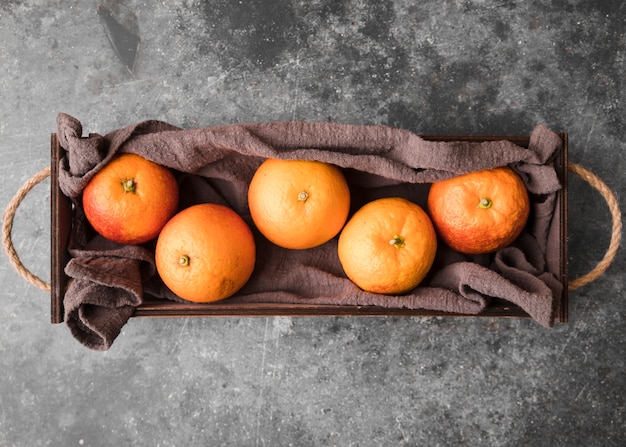 Cesta de la vista superior con deliciosas naranjas