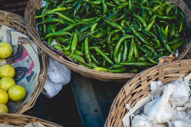 Cestas llenas de pimientos, ajo y limones