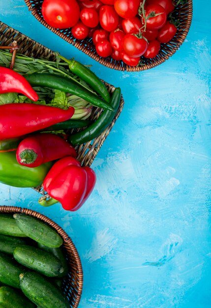 cestas de verduras en la mesa azul