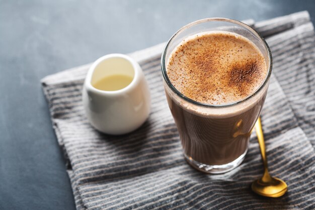 Chai latte en vaso con leche