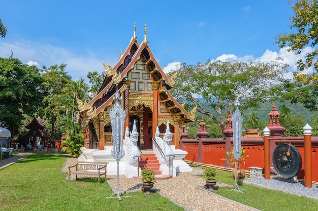 Chaing Mai Tailandia 18 de noviembre de 2018 capilla estilo Lanna en el templo Wat Ban Pong en el distrito de Hang Dong