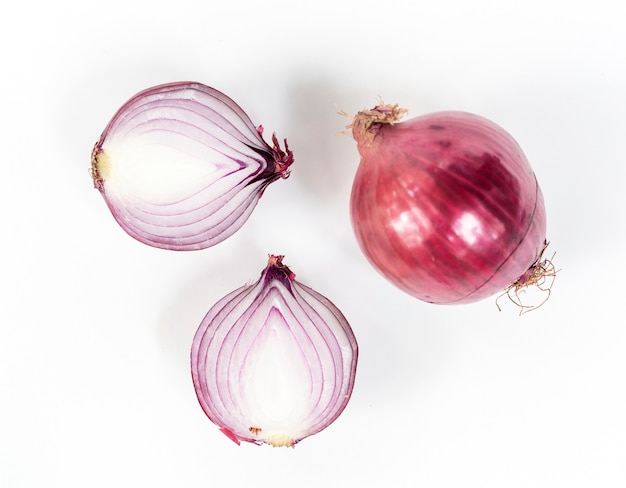 Chalote de cebolla roja aislado en blanco