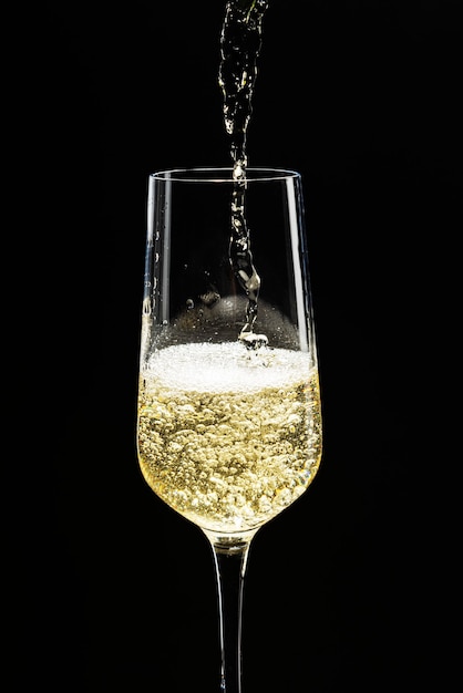 Foto gratuita champán vertido en un vaso