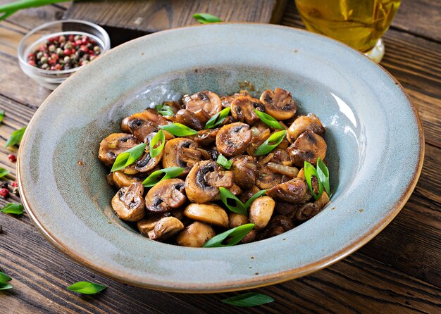 Champiñones al horno con salsa de soja y hierbas. Comida vegana.