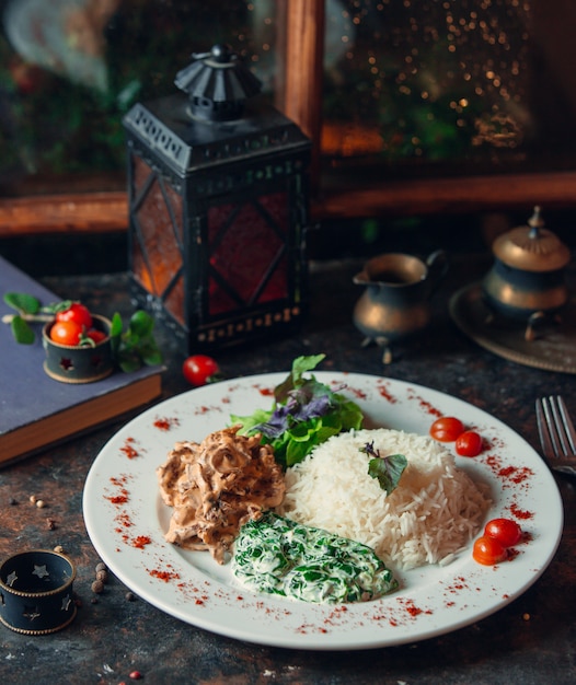 champiñones cremosos con arroz, ensalada verde fresca y hierbas frescas con yogur