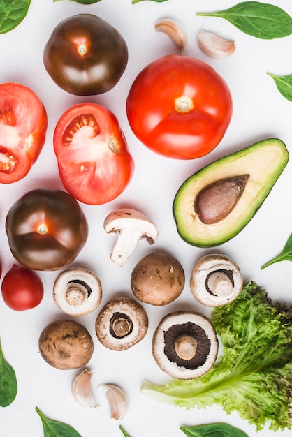 Foto gratuita champiñones y lechuga cerca de verduras