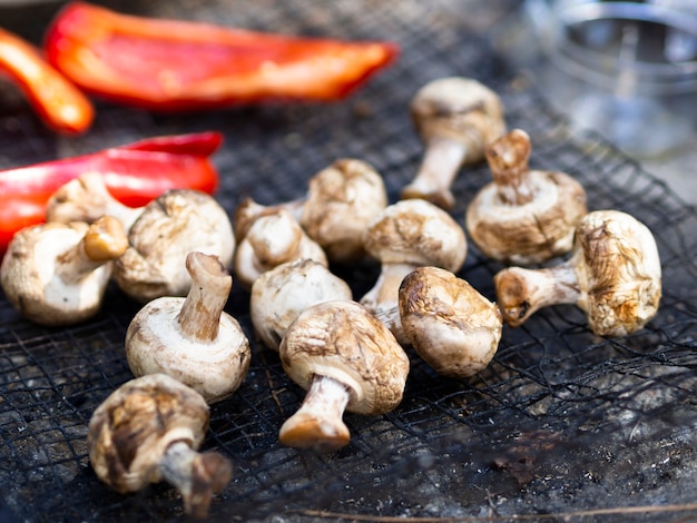 Champiñones a la parrilla y pimiento en rodajas en la parrilla