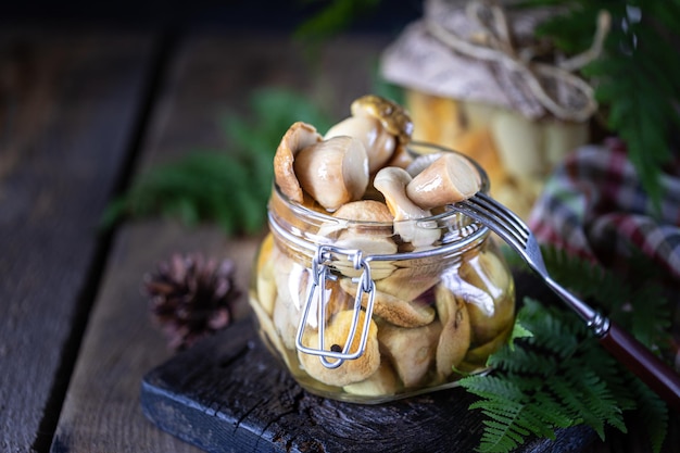 Foto gratuita champiñones porcini comestibles enlatados en un frasco de vidrio champiñones encurtidos caseros