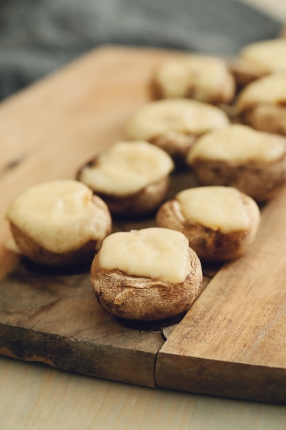 Champiñones con queso. Tapas tradicionales españolas