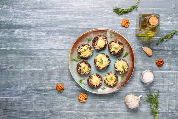 Champiñones rellenos caseros al horno con eneldo fresco y queso