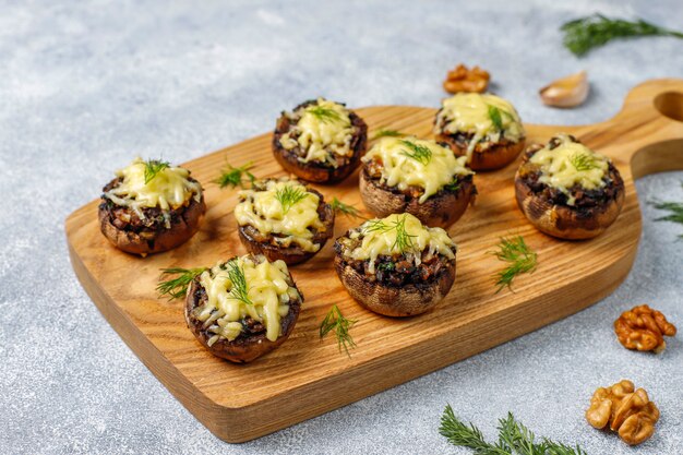 Champiñones rellenos caseros al horno con eneldo fresco y queso