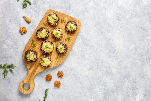 Champiñones rellenos caseros al horno con eneldo fresco y queso