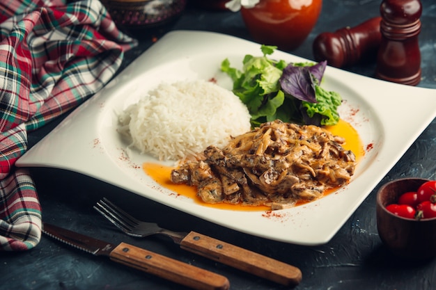 Champiñones salteados con arroz y hierbas.