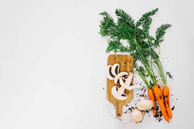 Champiñones y zanahorias con espacio a la izquierda