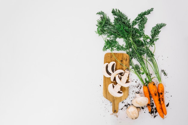 Champiñones y zanahorias con espacio a la izquierda