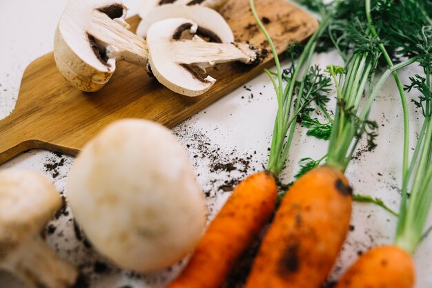 Champiñones y zanahorias sucias