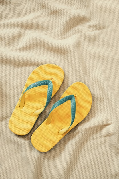 Foto gratuita chanclas amarillas, concepto de vacaciones de verano