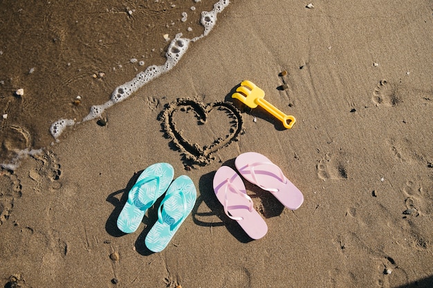 Chanclas en la arena en la playa