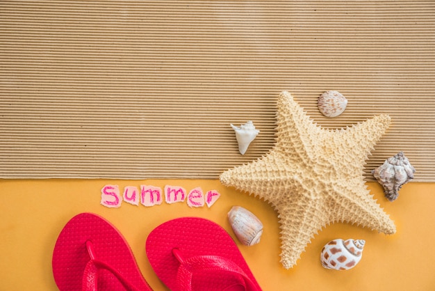 Foto gratuita chanclas y palabra de verano cerca de la estera con estrellas de mar y conchas marinas