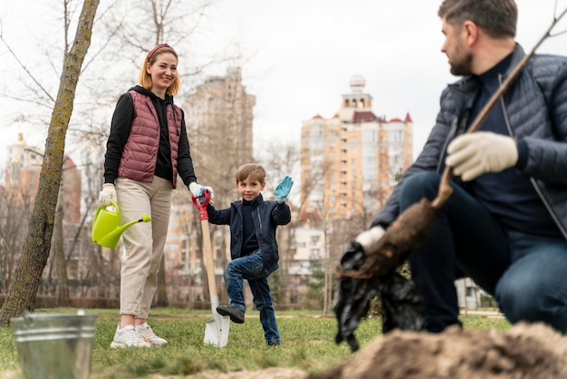 Chapado de la familia juntos en el suelo al aire libre