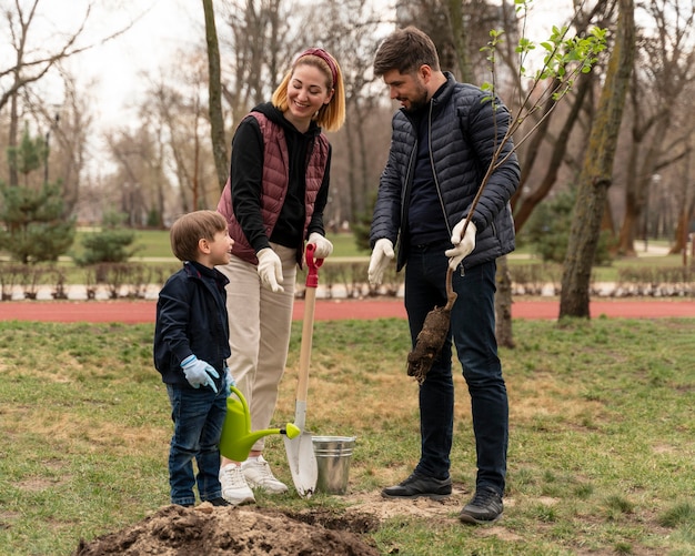 Chapado de la familia juntos en el suelo al aire libre