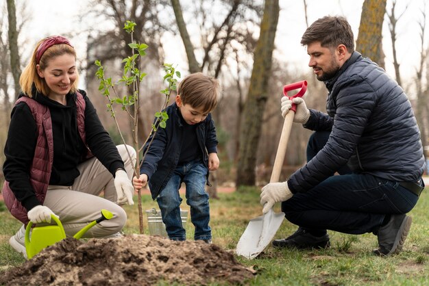 Chapado de la familia juntos en el suelo al aire libre