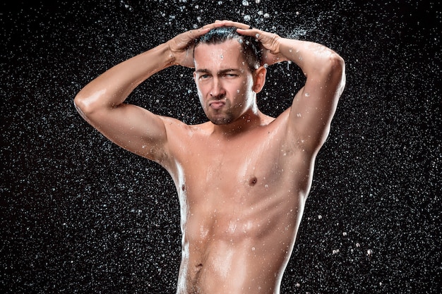 El chapoteo del agua en la cara masculina