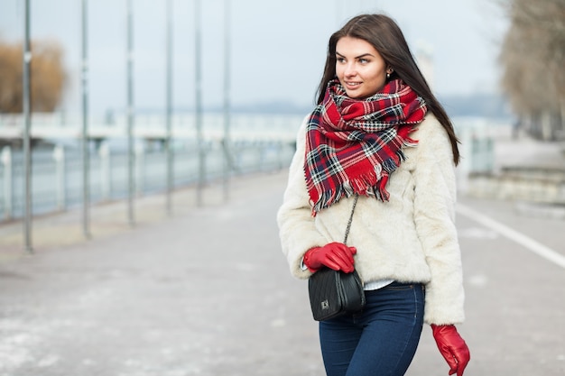 Chaqueta de invierno hermosa moda joven