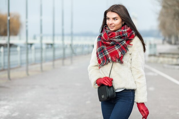 Chaqueta de invierno hermosa moda joven