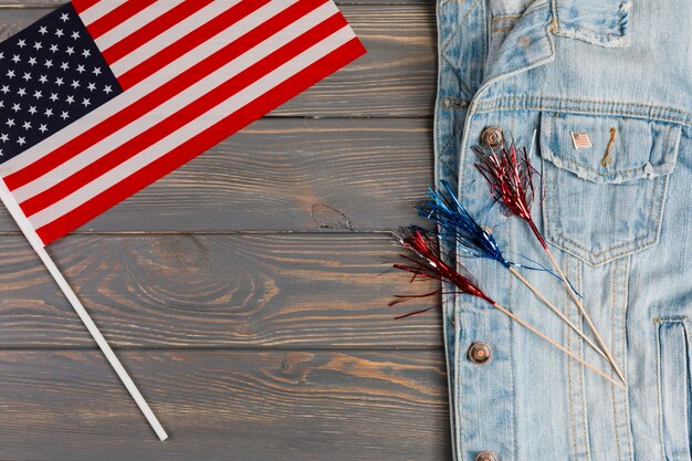 Chaqueta de jean con bandera y decoracion.