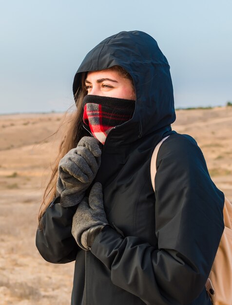 Chaqueta de joven turista con cremallera para protegerse del frío.