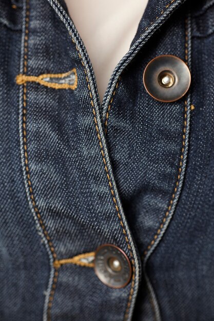 chaqueta de mezclilla de costura y botones