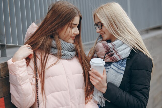 Chaqueta de las mujeres jóvenes de color rosa