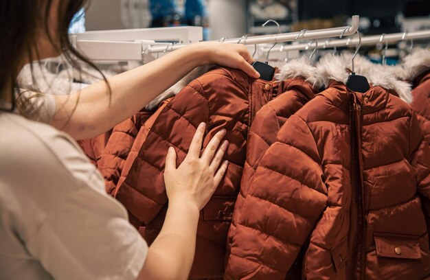 Chaquetas para niños en perchas en una tienda de ropa