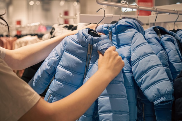 Chaquetas para niños en perchas en una tienda de ropa